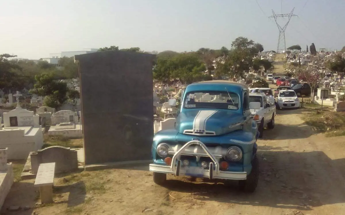 Fue a bordo de su querida 'Prudencia', como llamaba a su camioneta, que don Arturo llegó al panteón Mario Cruces